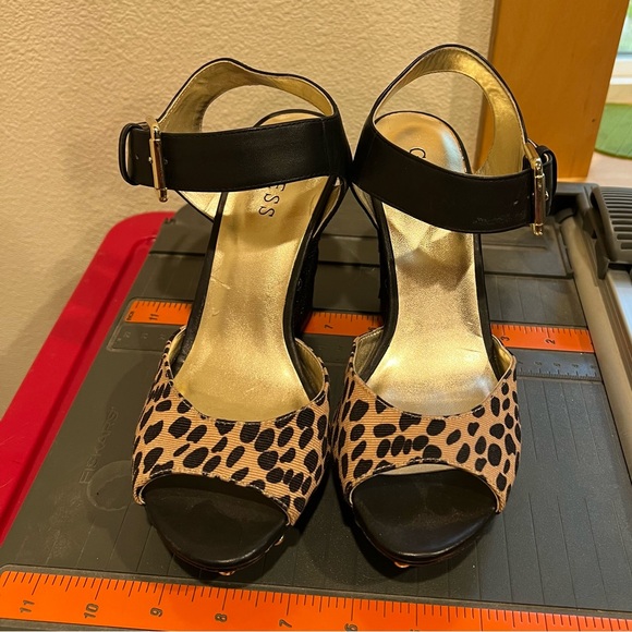 Guess Leopard Women’s Size 7 - Picture 2 of 14